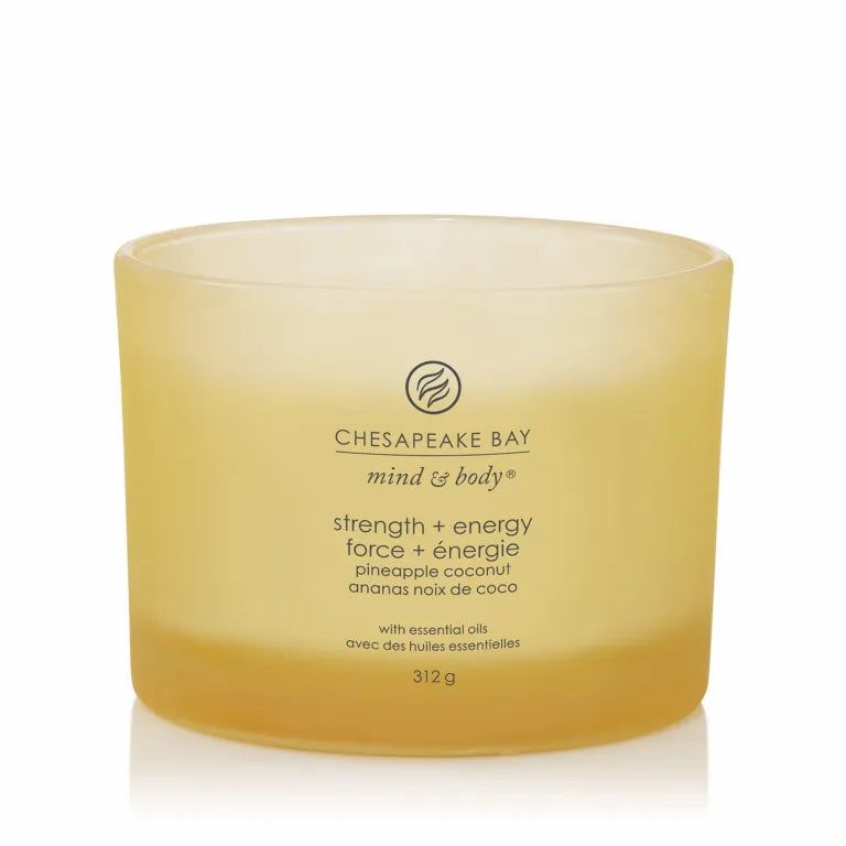 Bougie jaune 'Chesapeake Bay Mind & Body'. Inscription: 'strength + energy force + énergie'. Poids: 312g.