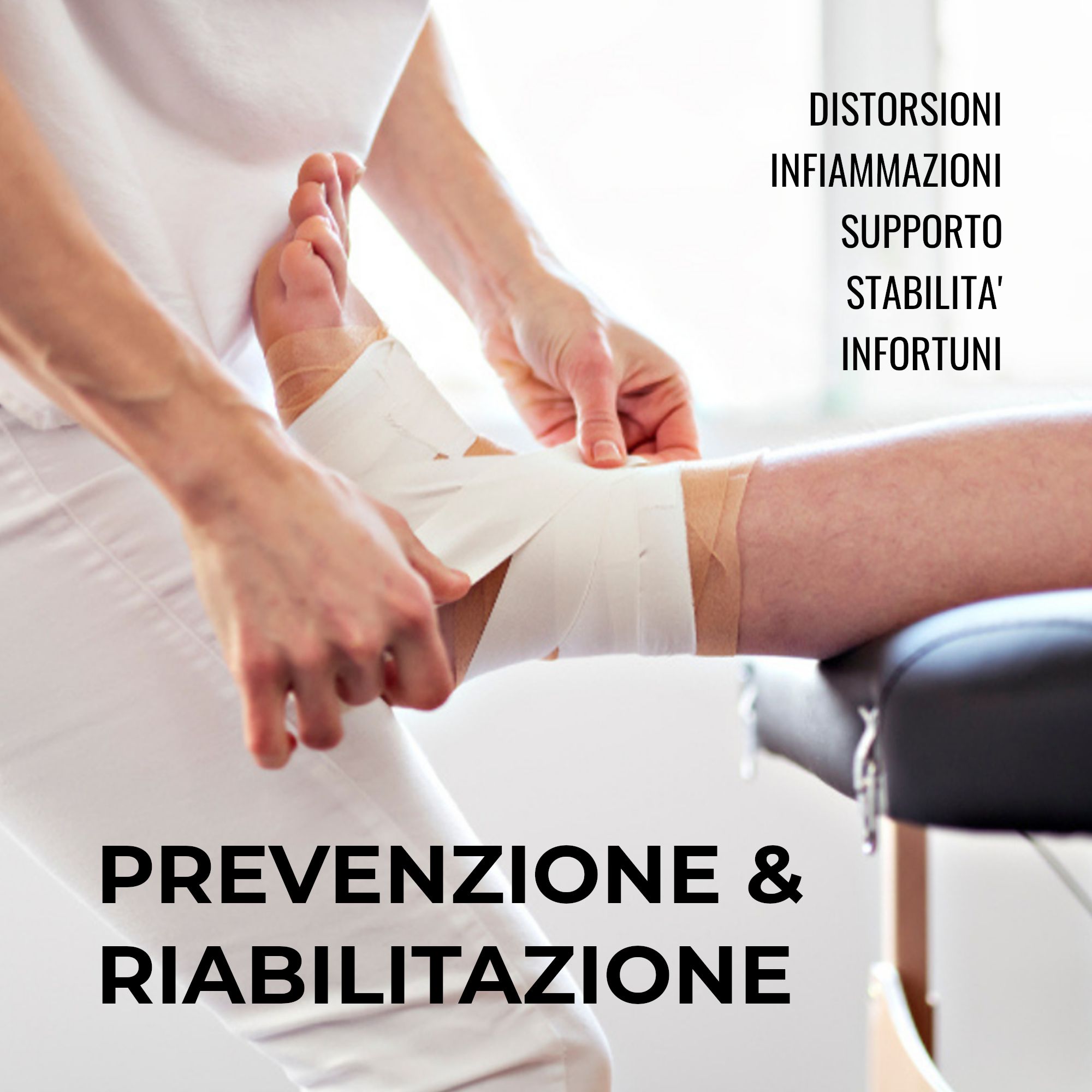 Een voet wordt verbonden met wit sporttape voor preventie en revalidatie.