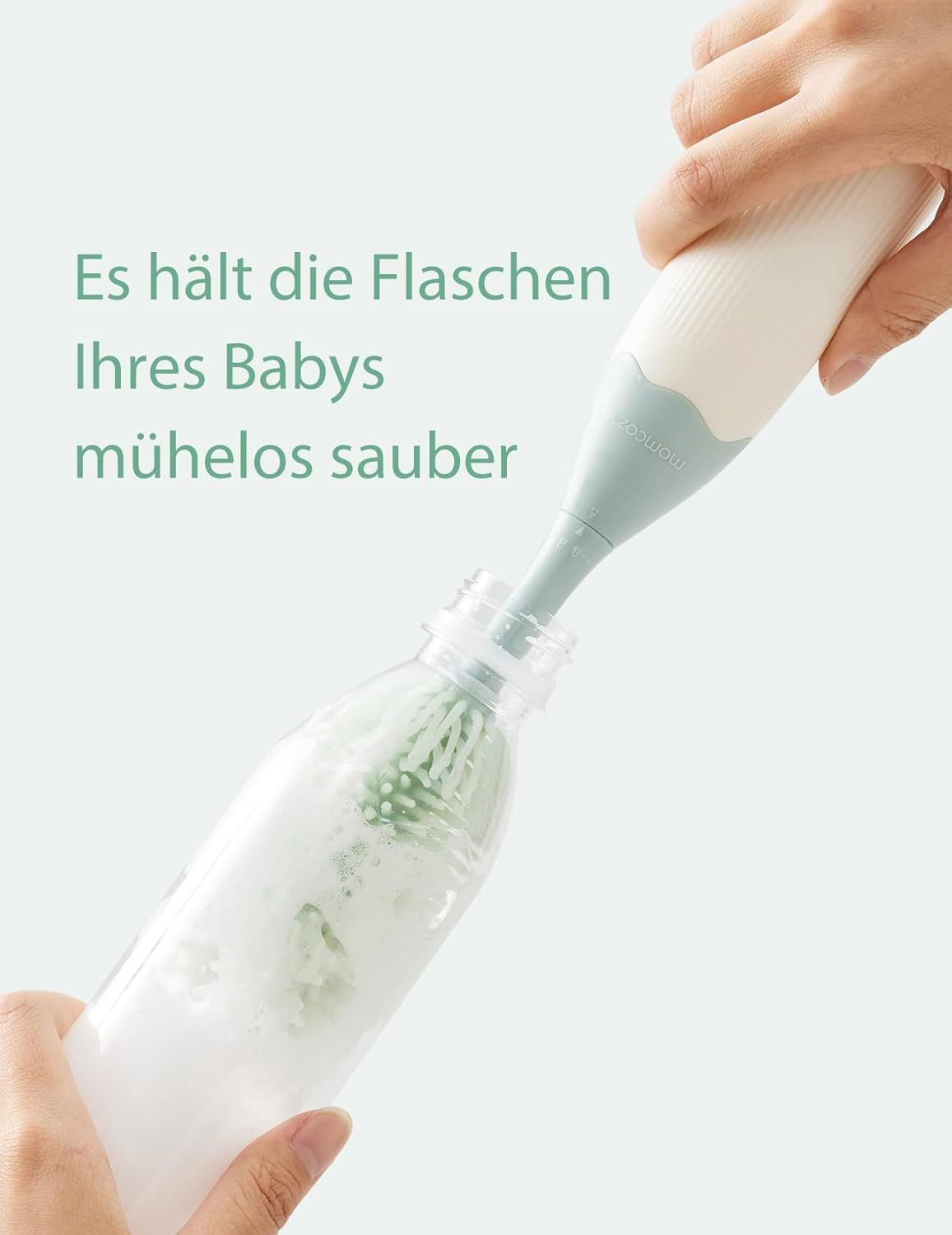 La brosse à biberon Momcozy nettoie un biberon avec de la mousse.
