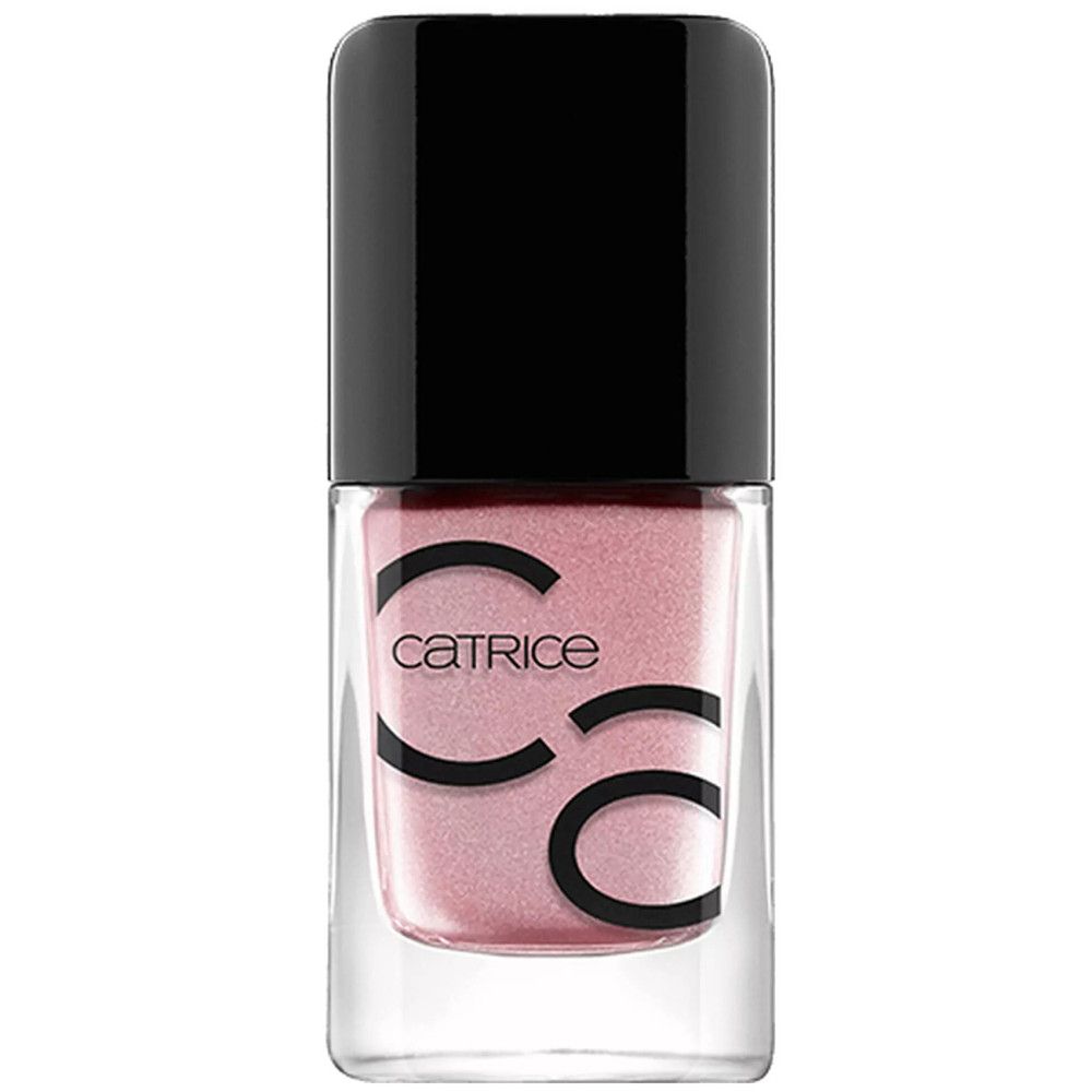 Flacon de vernis à ongles avec contenu rose et bouchon noir. Catrice est écrit sur le flacon.