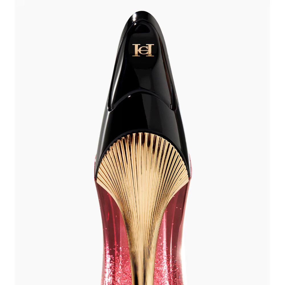 Gros plan sur le bouchon et la partie supérieure du flacon de parfum Carolina Herrera Very Good Girl Glam.