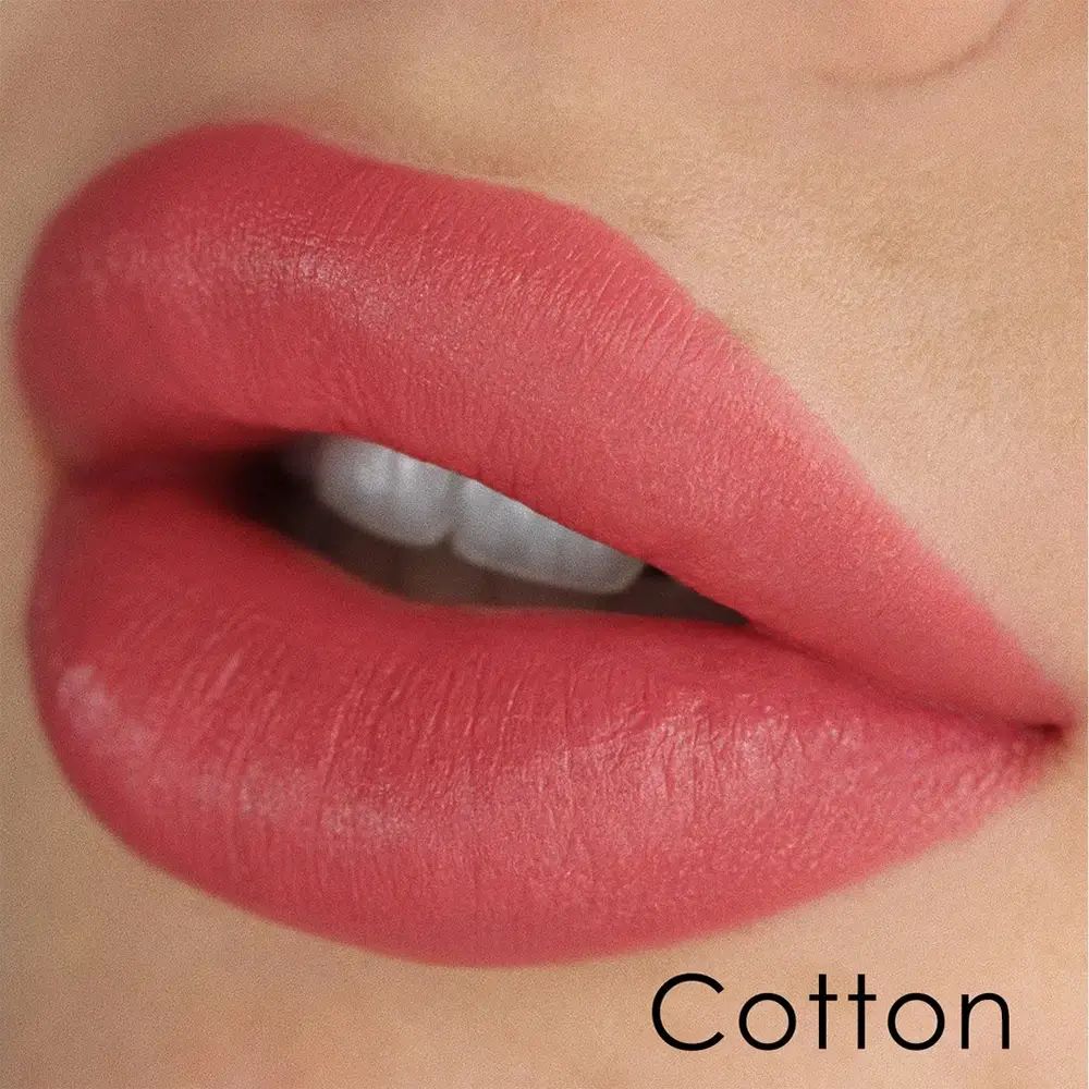 Close-up van lippen opgemaakt met roze lipstick. Tekst: Cotton.