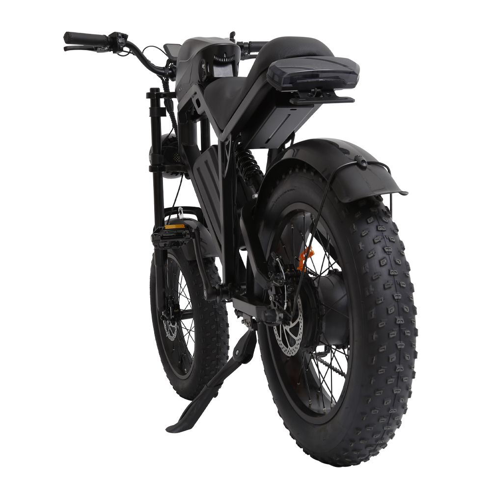 Zwarte elektrische dirtbike, achteraanzicht. Toont brede banden, spatborden en accu.