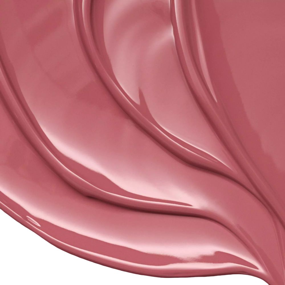 Gros plan sur du rouge à lèvres rose. Texture brillante avec des lignes ondulées.