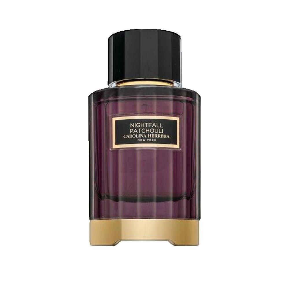 Flacon de parfum avec bouchon noir et base dorée. Inscription : Nightfall Patchouli, Carolina Herrera, New York.