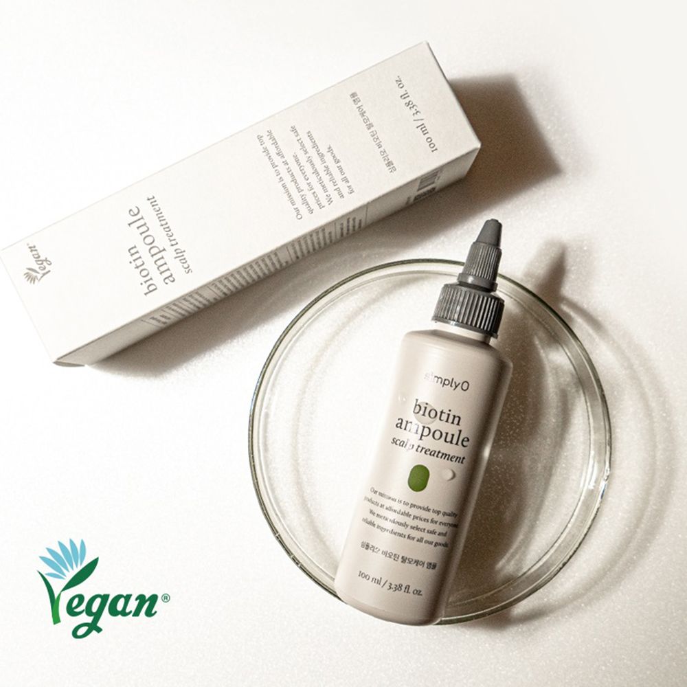 Flacon et emballage. Inscription: Biotin Ampoule Scalp Treatment. Logo Vegan. Flacon dans une coupelle en verre.