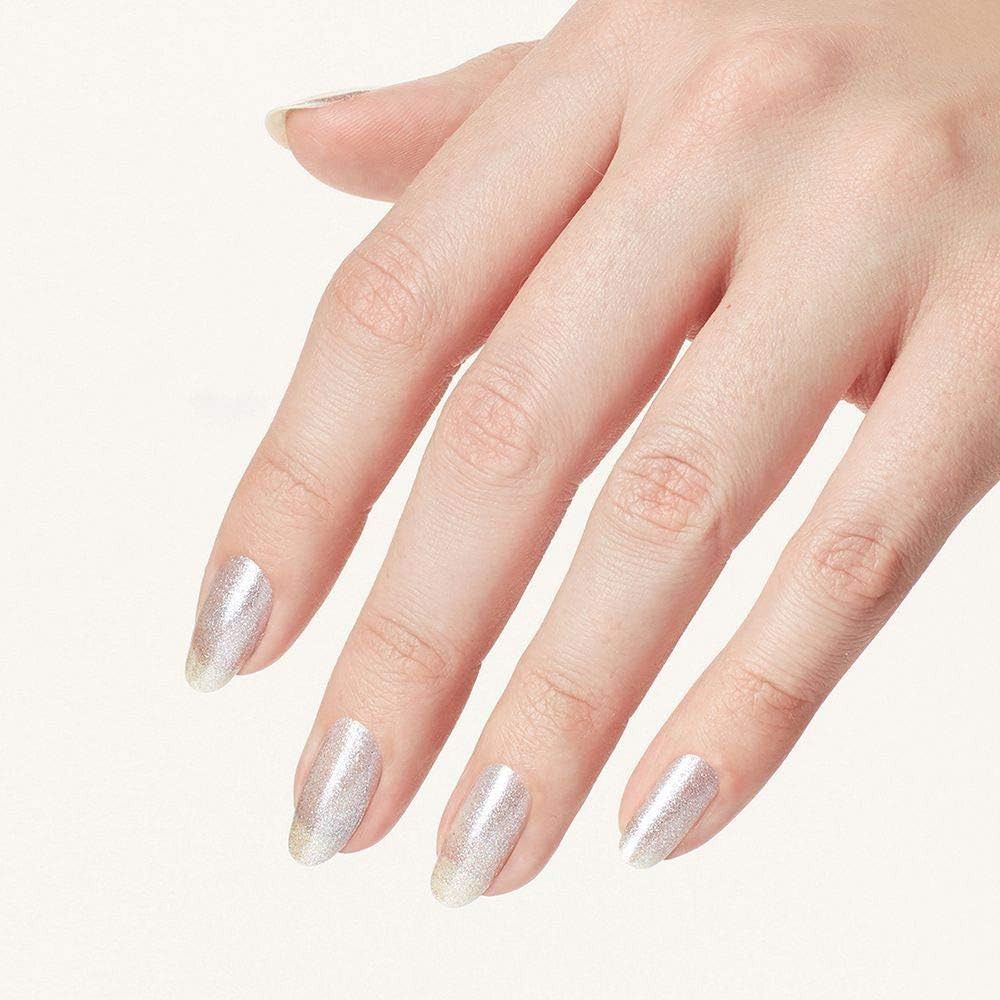 Gros plan d'une main avec des ongles vernis. Les ongles sont vernis avec du vernis à ongles argenté. Le fond est blanc.