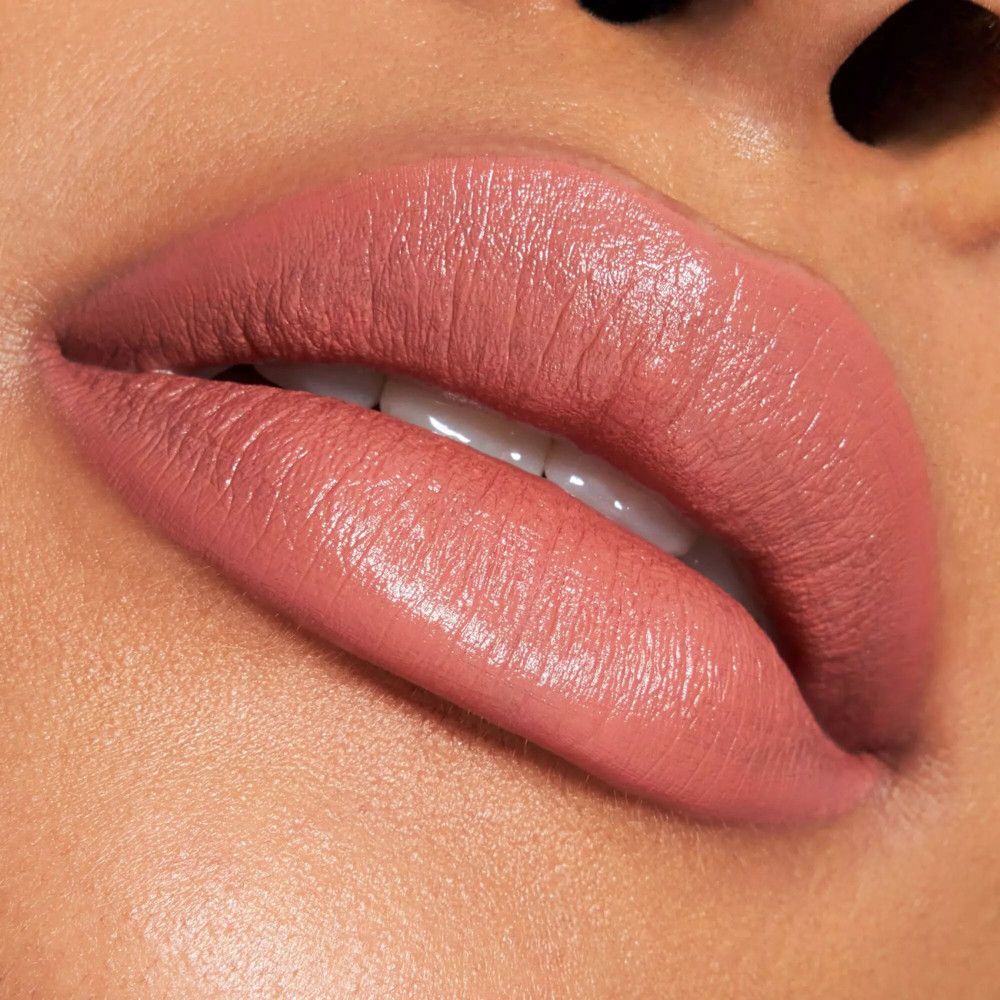 Close-up van lippen die zijn opgemaakt met een roze lippenstift.
