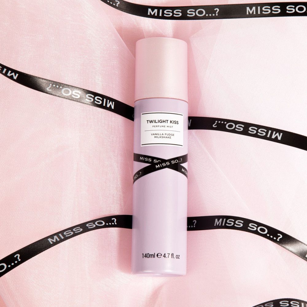 Vaporisateur corporel rose avec bouchon rose. Ruban noir avec logo. Texte: Twilight Kiss, Vanilla Fudge Milkshake. 140ml.