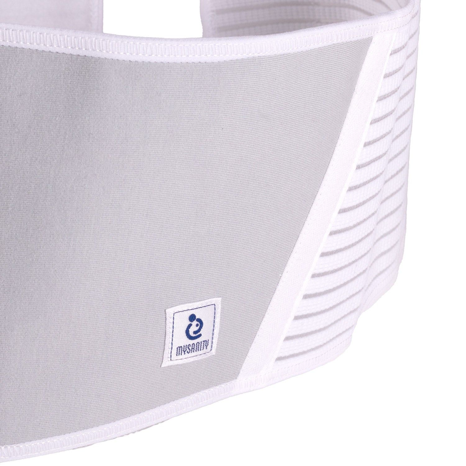 Witte buikband. Elastisch materiaal met strepen. Vierkant logo met opschrift MYSANITY.