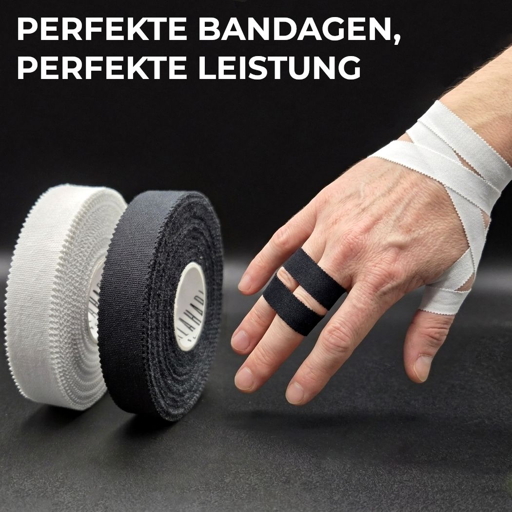 Handen met wit en zwart vinger tape. Eén hand met tape om de vingers, de andere om de pols.