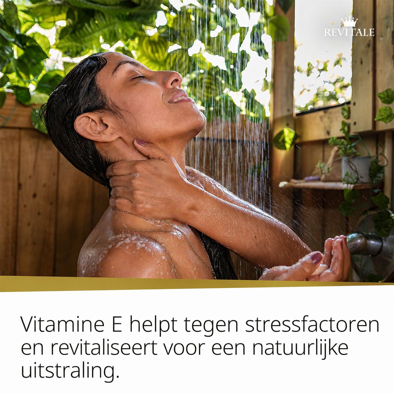 Vrouw onder de douche, ogen gesloten, met water dat van boven komt.