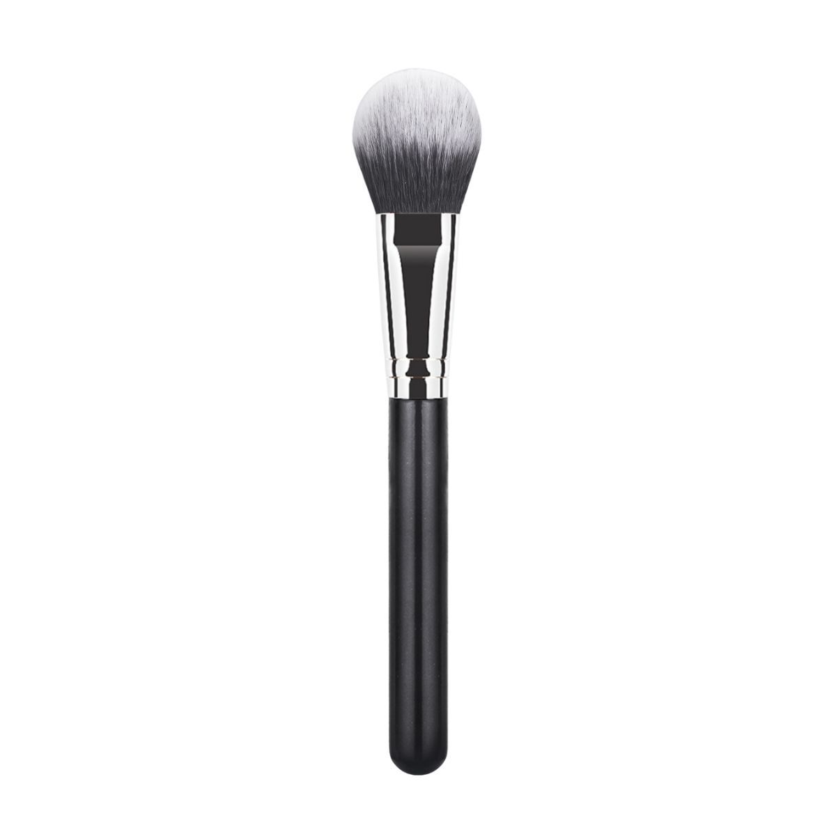 Een blushkwast met zwarte handgreep en zilveren ferrule, geïsoleerd.