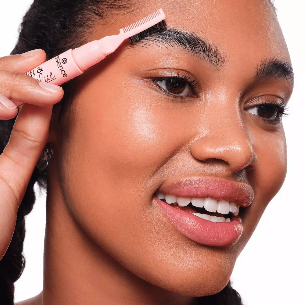 Personne tenant un applicateur sur un sourcil. Applicateur rose. Nom du produit : brow lift & freeze glue. Visage d'une femme.