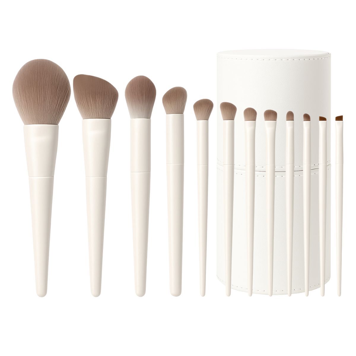 Un ensemble de dix pinceaux de maquillage blancs avec des poils bruns et un cylindre de rangement blanc.