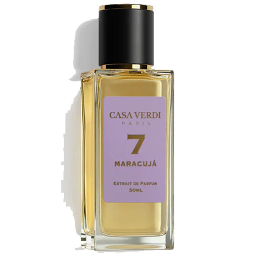 Flacon de parfum avec bouchon noir et étiquette violette. Inscription : Casa Verdi, 7 Maracujá, Extrait de Parfum.