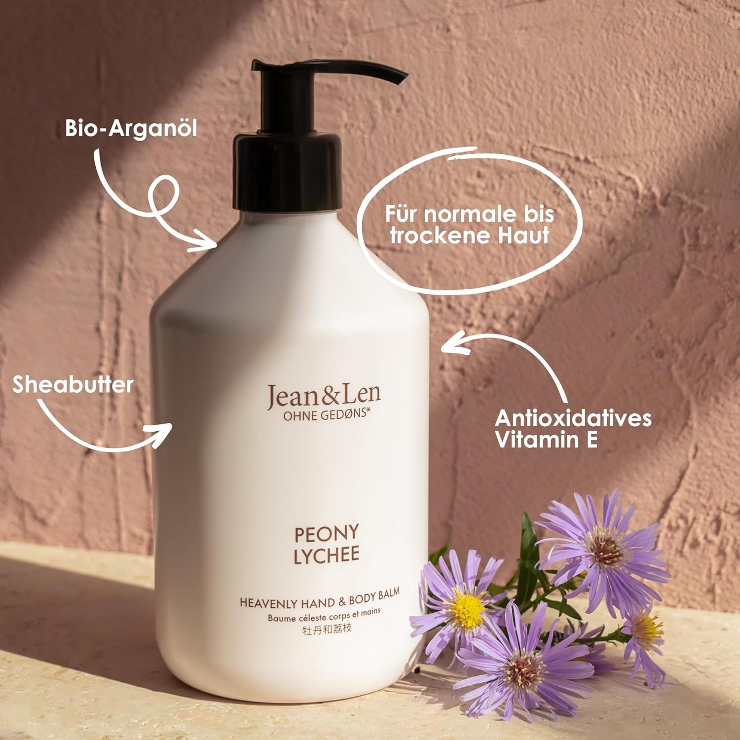 Flacon blanc avec pompe noire. Inscription: PEONY LYCHEE, Heavenly Hand & Body Balm. Avec des fleurs.