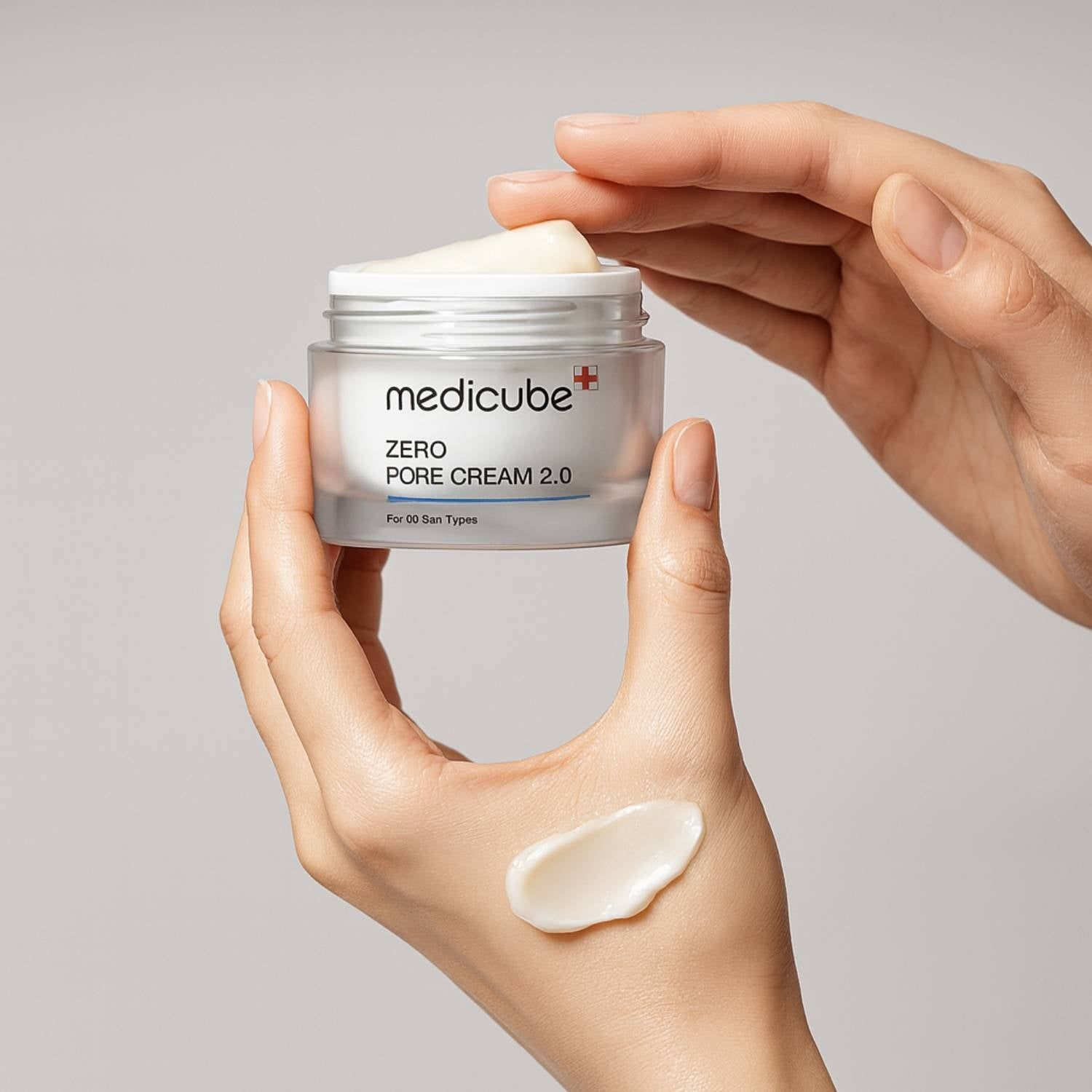 Handen houden MEDICUBE Zero Pore Cream 2.0 pot vast. Crème sample op handpalm.