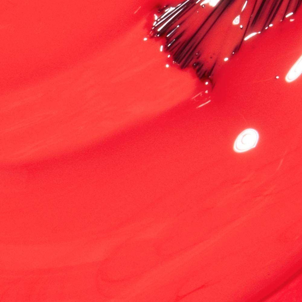 Vernis à ongles rouge avec pinceau. Texture brillante. Gros plan.