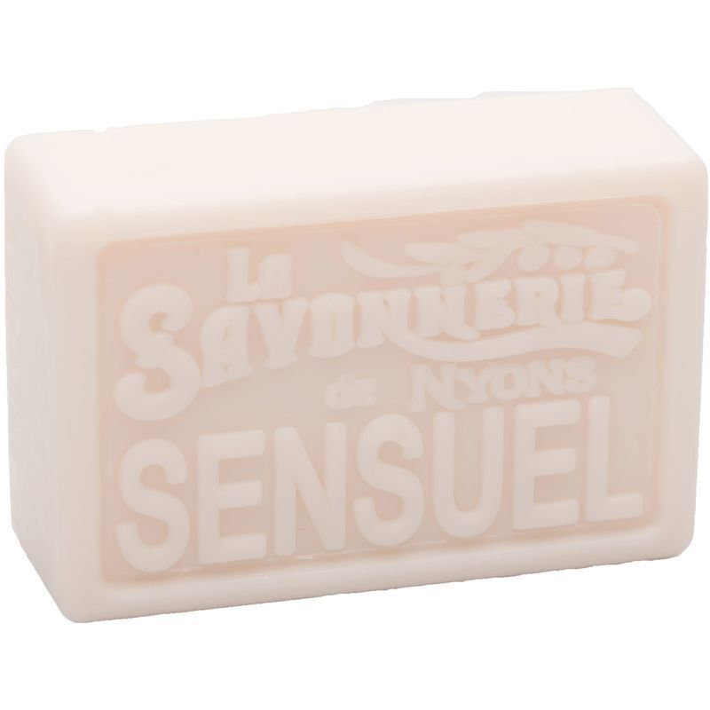 Rechthoekige zeep met reliëf tekst "La Savonnerie de Nyons Sensuel". Lichtroze kleur.
