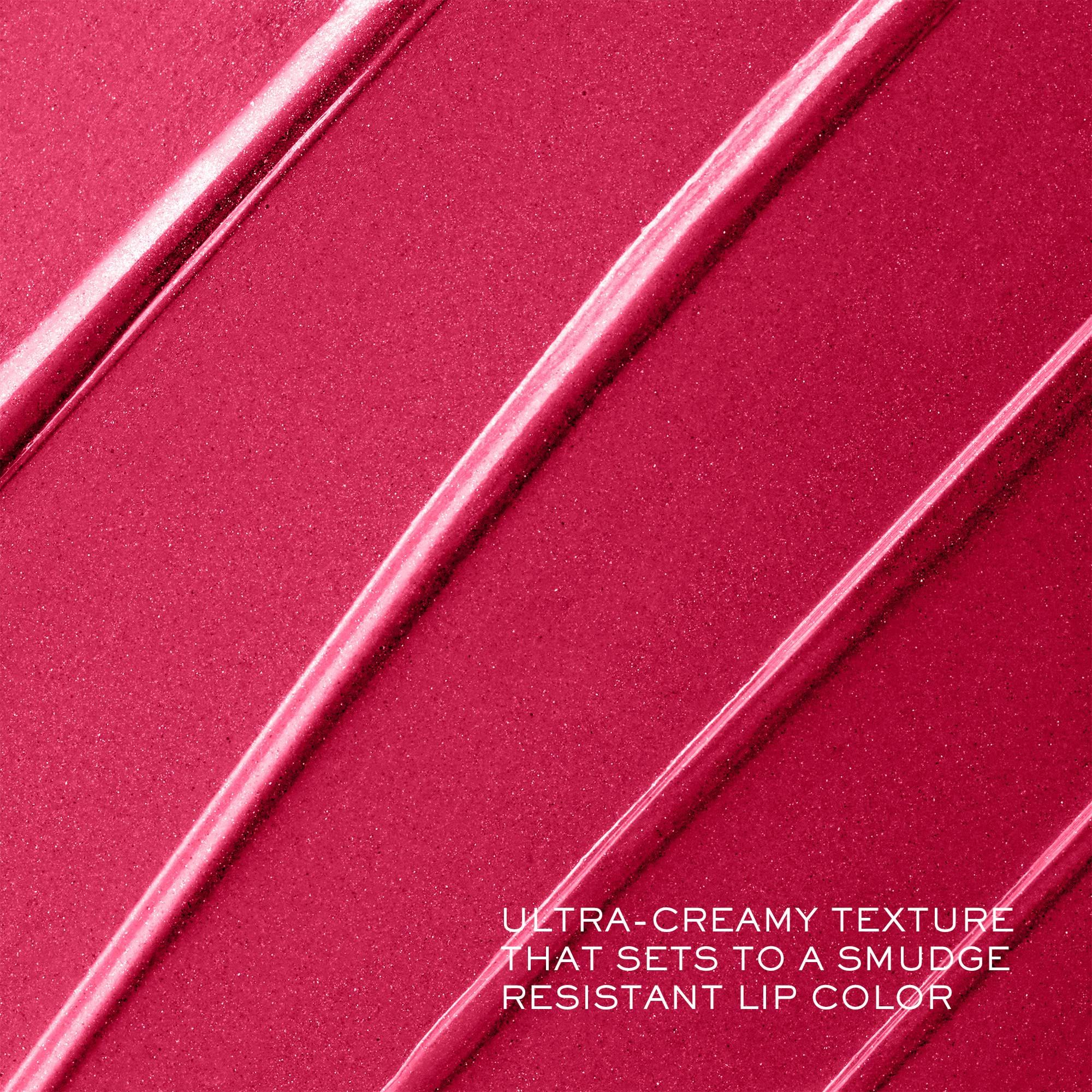 Close-up van roze lipstick. Tekst: ULTRA-CREAMY TEXTURE THAT SETS TO A SMUDGE RESISTANT LIP COLOR.