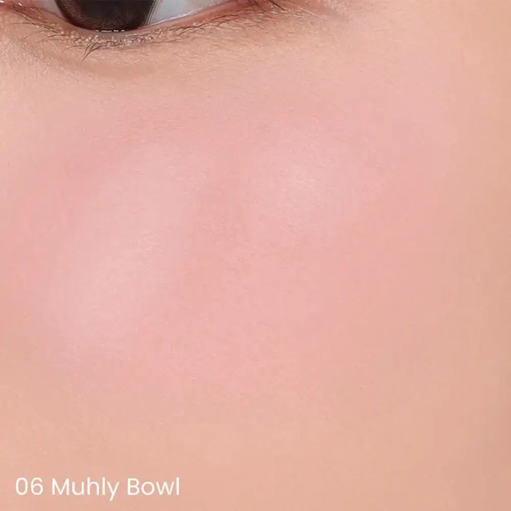 Close-up van huid met rouge. Tint 06 Muhly Bowl. Zachte, roze tint.
