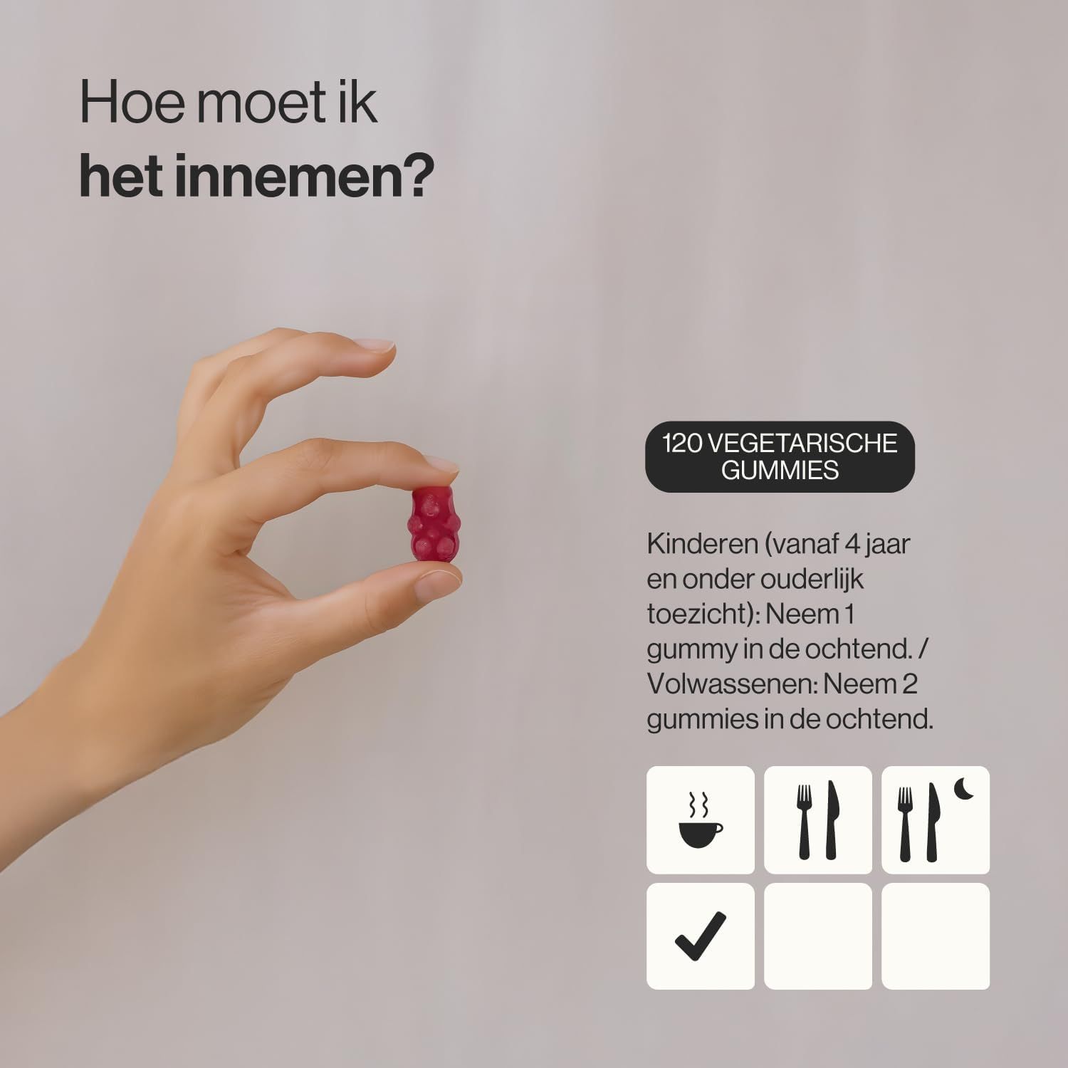 Een hand houdt een rode gummy vast.