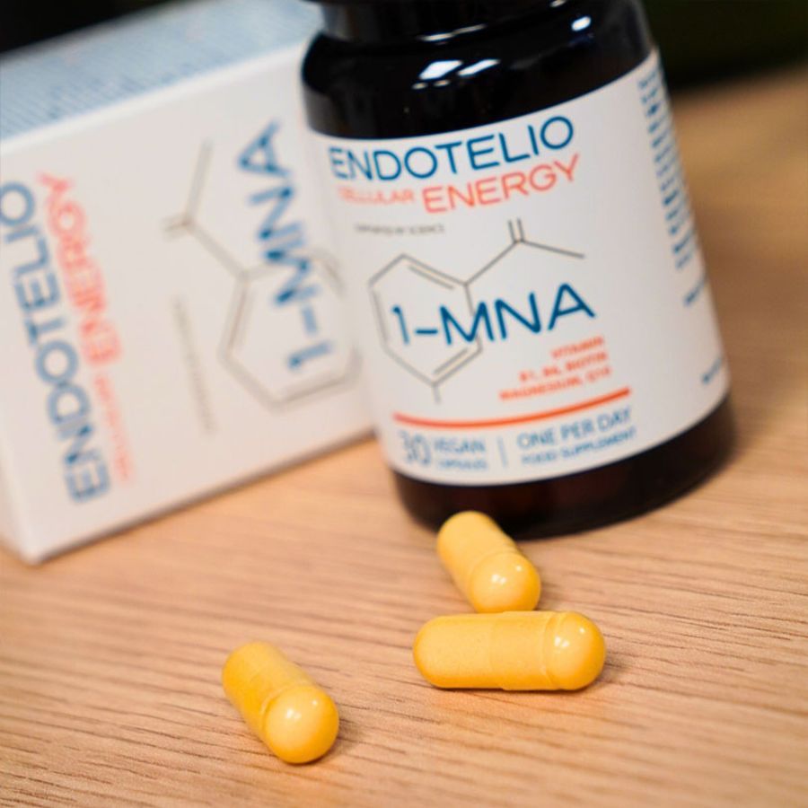 Flacon de gélules marron et boîte. Inscription: Endotelio Cellular Energy, 1-MNA, 30 gélules végétales. Contient vitamine B1, B6, biotine, magnésium, Q10. 3 gélules.