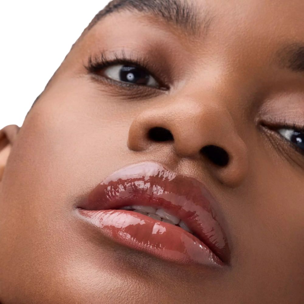 Close-up van lippen met lipgloss. Huidskleur: donker.
