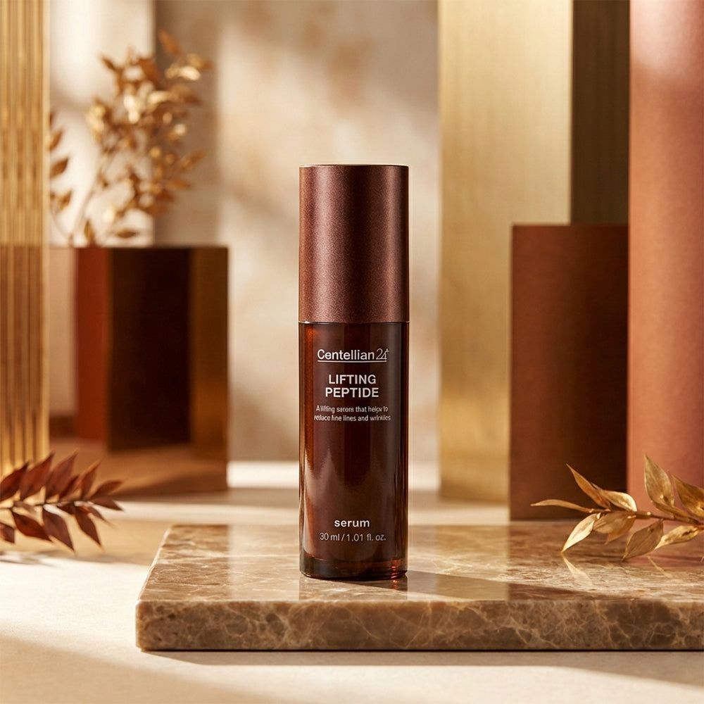 Flacon Centellian24 Lifting Peptide Serum sur socle en marbre, entouré d'éléments décoratifs.