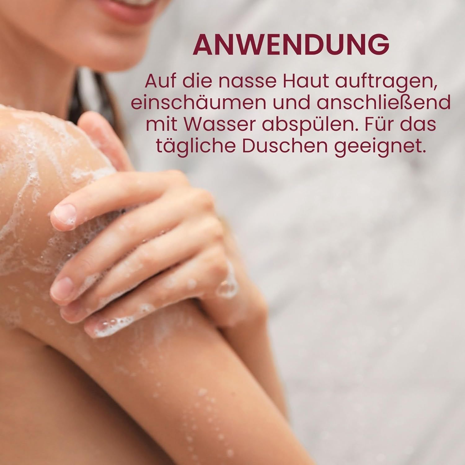 Persoon wast zich met douchegel. Tekst: Toepassing. Aanbrengen op natte huid, opschuimen en afspoelen. Geschikt voor dagelijks douchen.
