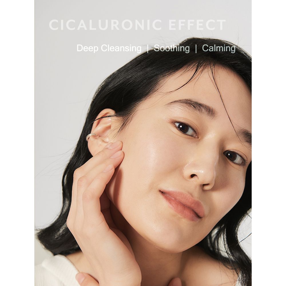 Portret van een vrouw die haar huid aanraakt. Opschrift: CICALURONIC EFFECT. Tekst: Deep Cleansing, Soothing, Calming.