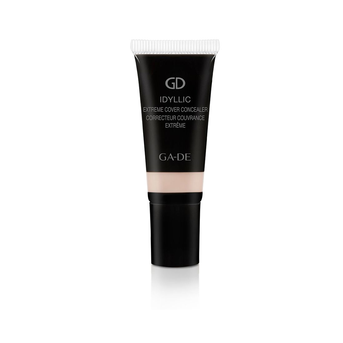 Correcteur Ga-De Idyllic. Tube noir, bouchon blanc. Nom du produit et marque imprimés. Teinte beige visible.
