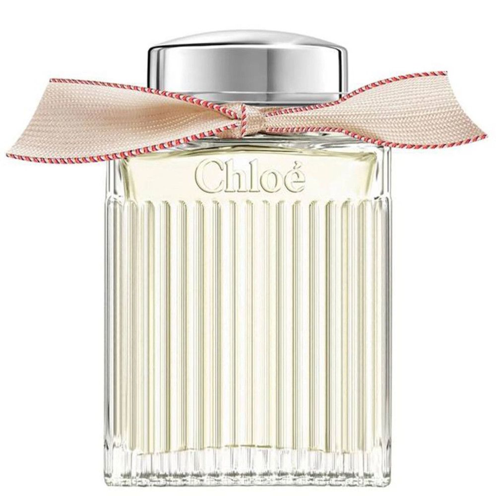 Flacon en verre rectangulaire à surface cannelée, bouchon argenté et ruban. Le nom de la marque Chloé est visible.