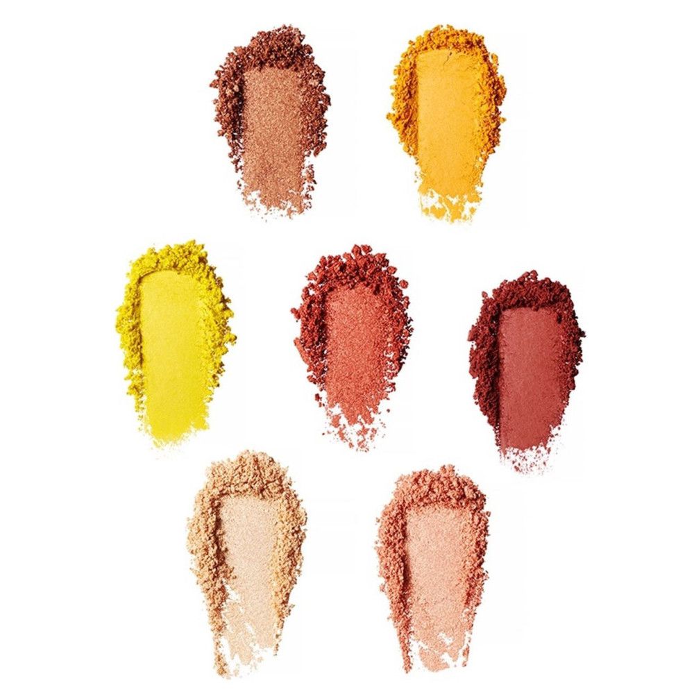 Sept teintes d'ombres à paupières et de blush, disposées en formes ovales. Couleurs: jaune, orange, rouge, marron et rose. Sur fond blanc.