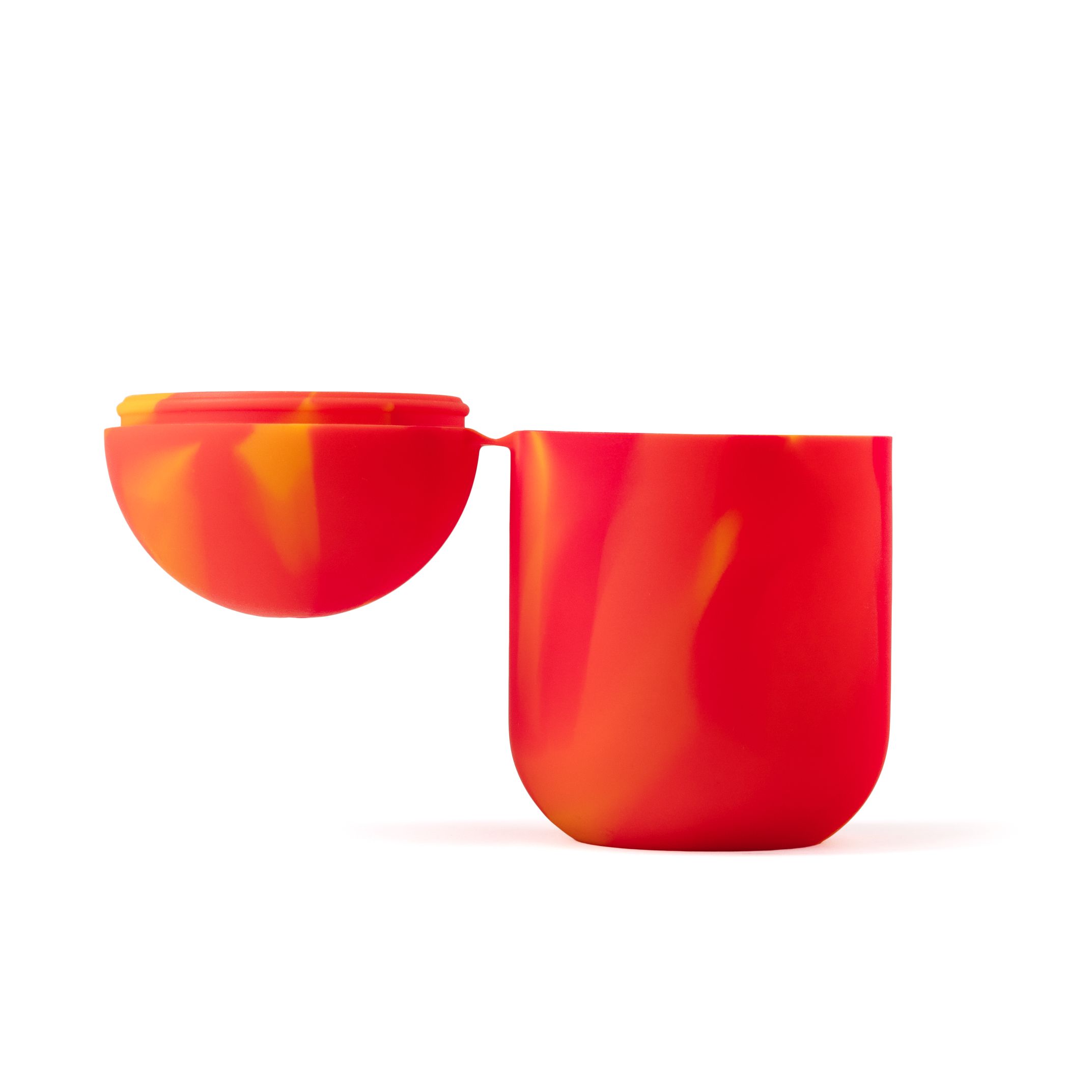 Récipient de nettoyage rouge et jaune-orangé, ouvert. Moitié supérieure arrondie, partie inférieure cylindrique. Silicone.