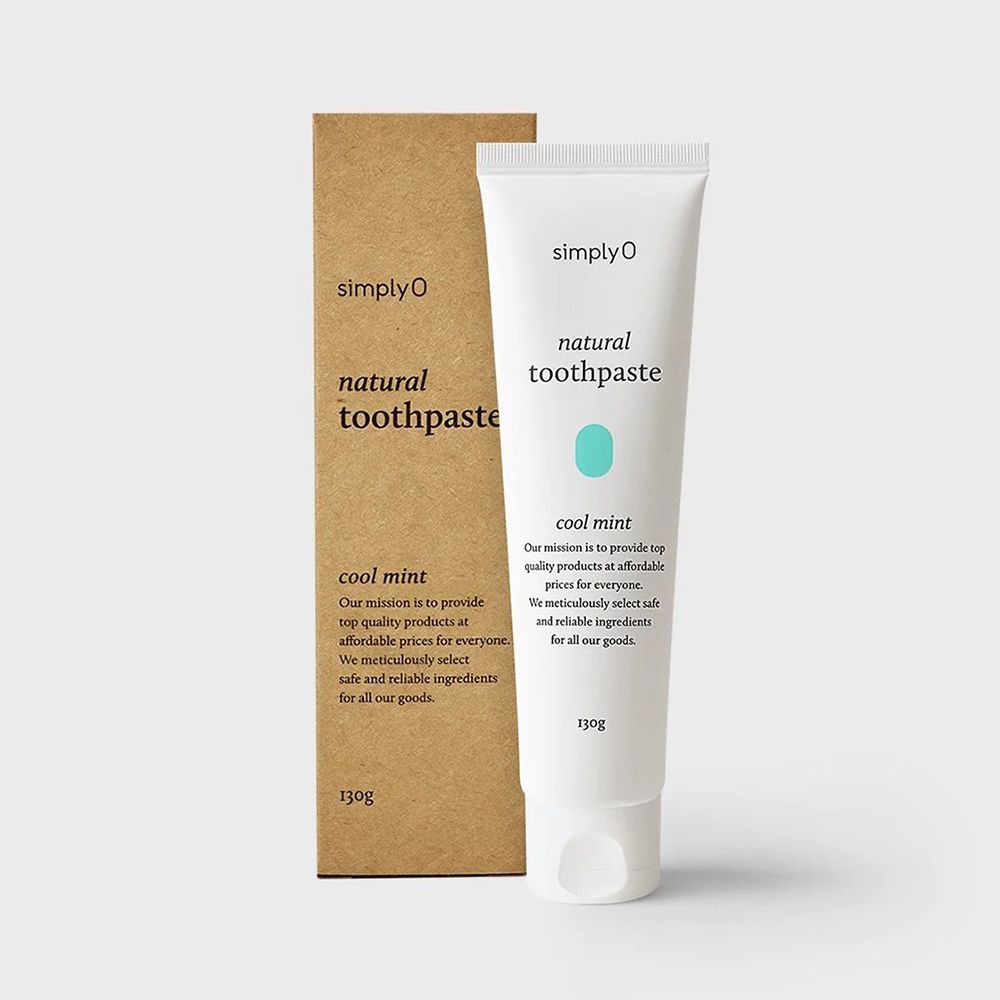 Tandpastatube en verpakking. Tube: "simplyO natural toothpaste Cool Mint", 130g. Verpakking: "simplyO natural toothpaste Cool Mint".