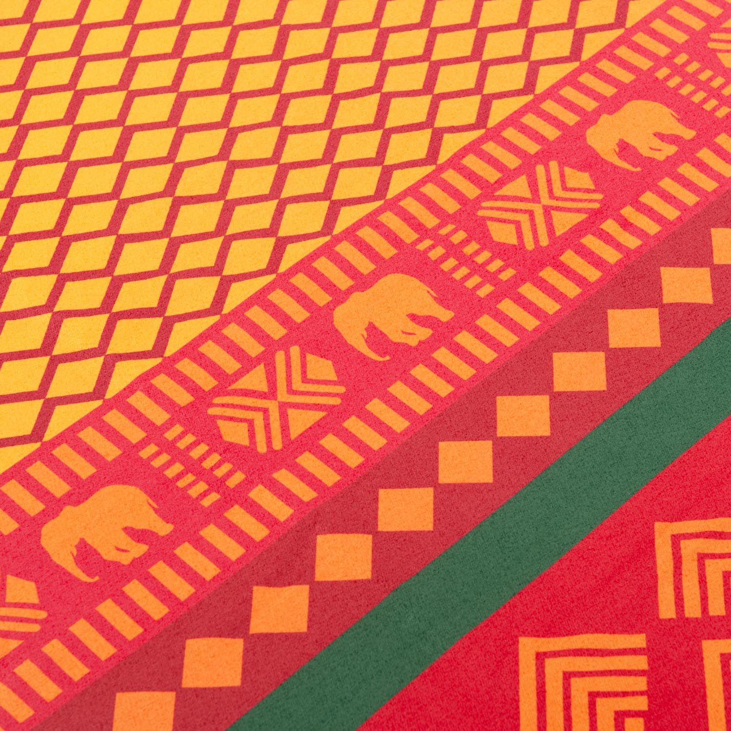Serviette de yoga rot-gelb. Motifs éléphants, formes géométriques et bandes vertes.