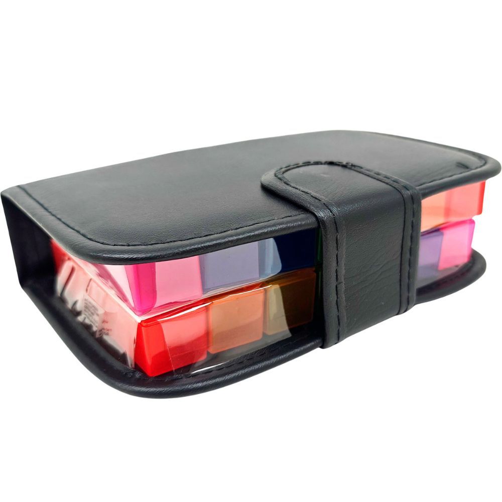 Zwarte pillendoos met gekleurde compartimenten. Gesloten met riemgesp.