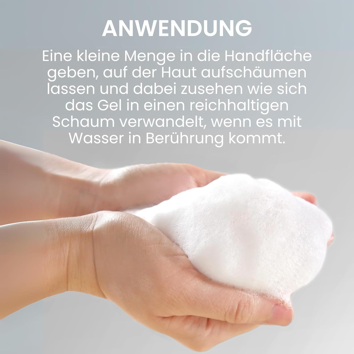Handen houden schuim vast. Beschrijving van gebruik: kleine hoeveelheid in de handpalm doen.