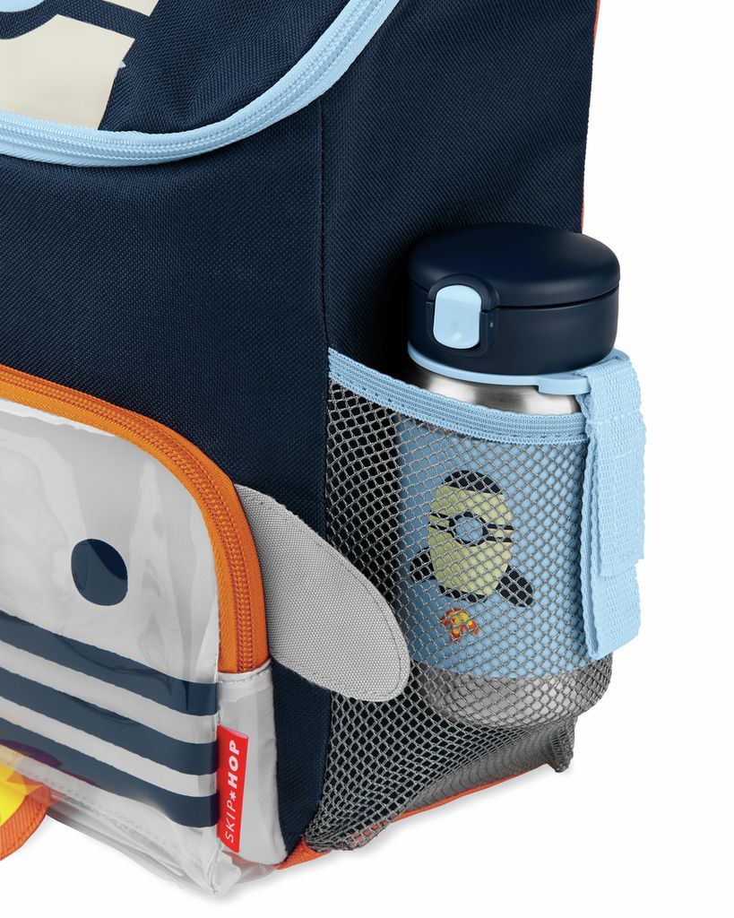 Close-up van de rugzak met een waterfles in de zijzak. De rugzak heeft een raketontwerp en het Skip Hop-logo.