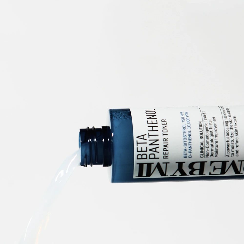 Tube bleu et blanc, produit qui coule. Inscription: Beta Panthenol Repair Toner. Marque: SOME BY MI.