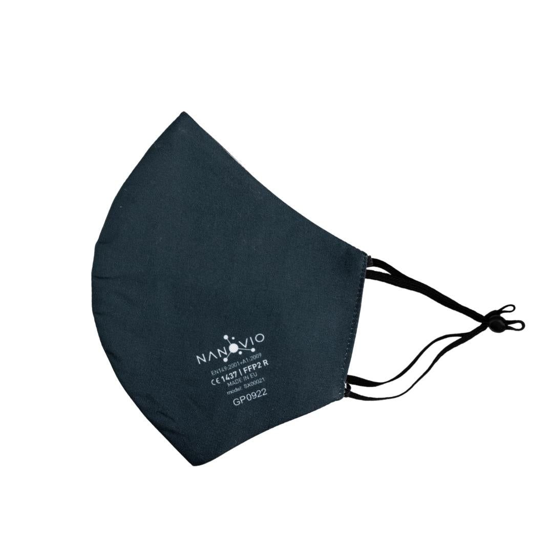Donkergrijs masker met zwarte riemen. Wit logo en tekst. Tekst: Nanovio, EN149:2001+A1:2009, CE 1437 | FFP2 R, Made in EU, GP0922.
