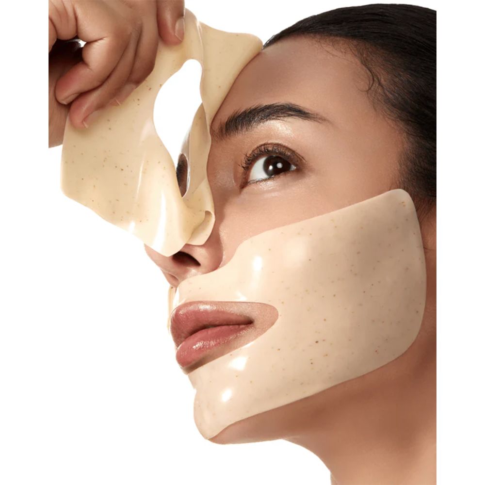 Toepassing van het Anua Rice 70 Glow Collagen masker op het gezicht van een vrouw.