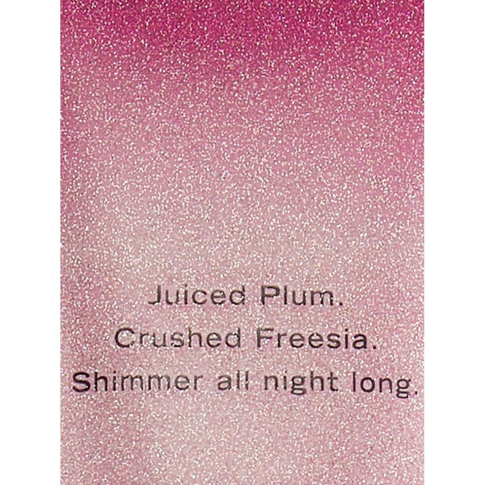 Texture scintillante dégradé de rose à blanc. Contient du texte : Juiced Plum, Crushed Freesia, Shimmer all night long.