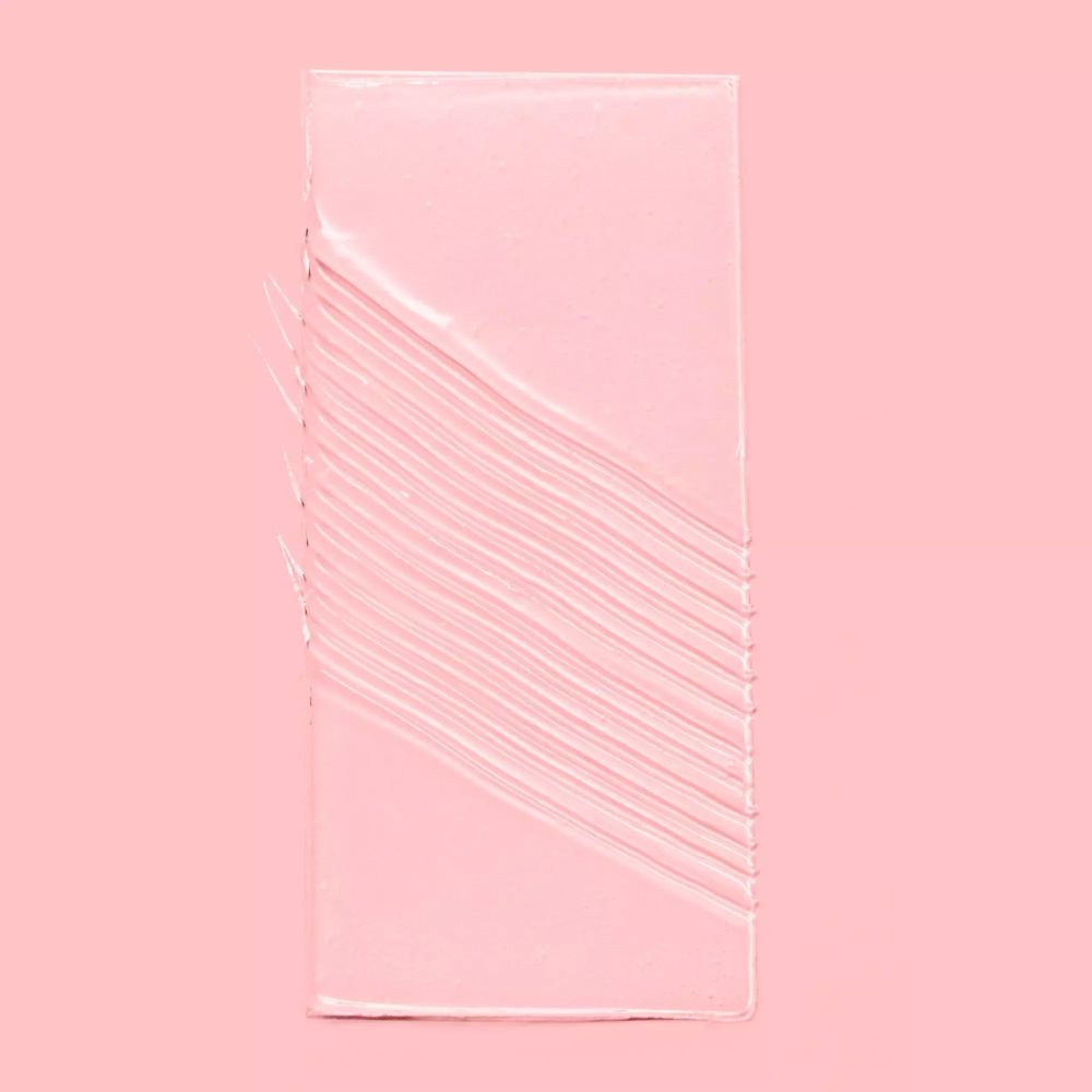 Transparante gelspoor op roze achtergrond. Vorm van een rechthoek met parallelle lijnen.
