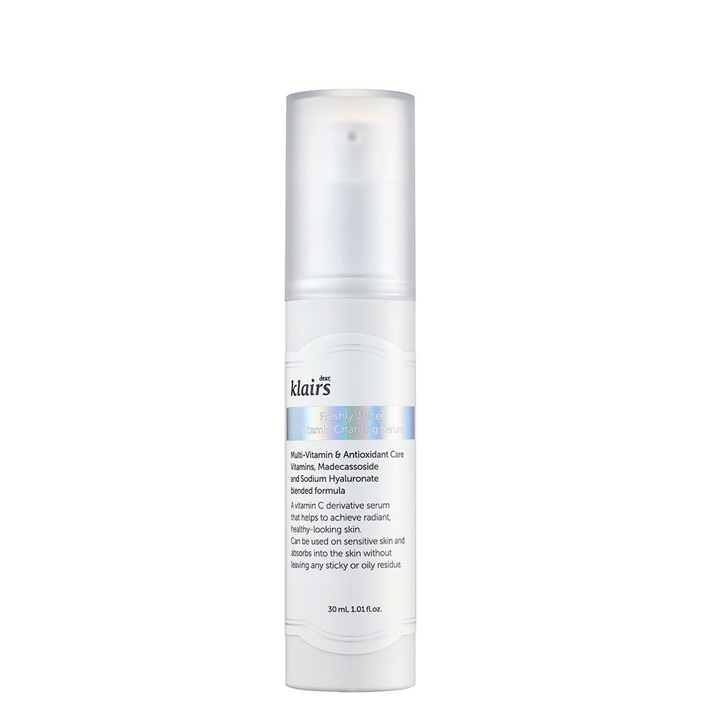Witte fles met pompdos en zilveren etiket. Bevat vitamine C serum.