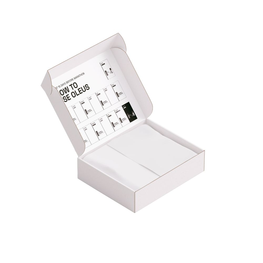 Open witte verpakking met instructies en lege vellen. Opschrift: HOW TO USE OLEUS.