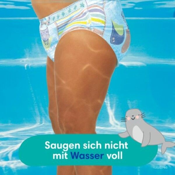 Couche de bain bleue sur un enfant dans l'eau. Texte : Ne se remplissent pas d'eau. Un phoque sur le bord.