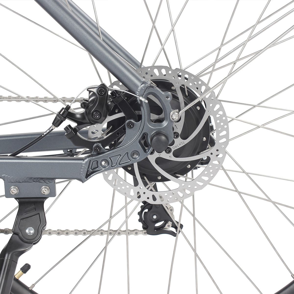 Roue arrière du vélo électrique gris. Frein à disque, cassette, chaîne. Cadre et suspension visibles.
